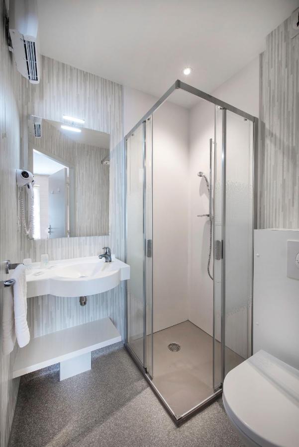 L'Hotel Des Bains - Salles-La-Source Eksteriør bilde